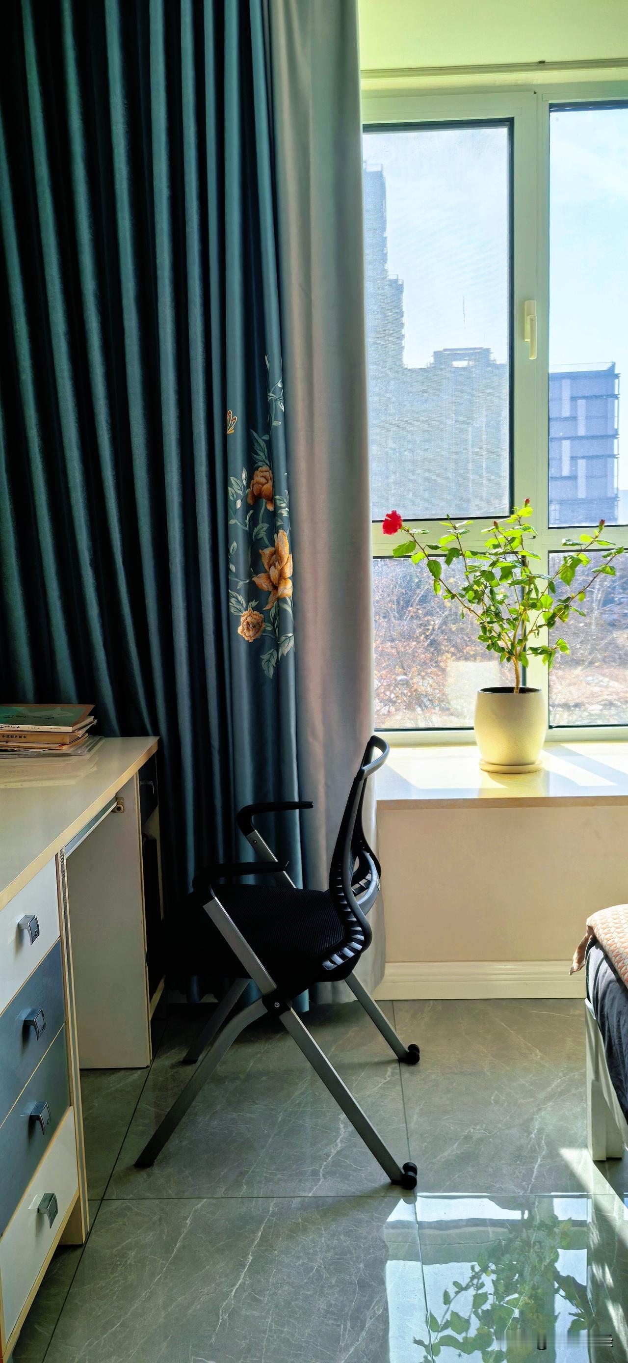 活在冬日的暖阳，斜斜地穿过玻璃，在墙壁上投下菱形的光斑。这光斑游走着，将室内照得