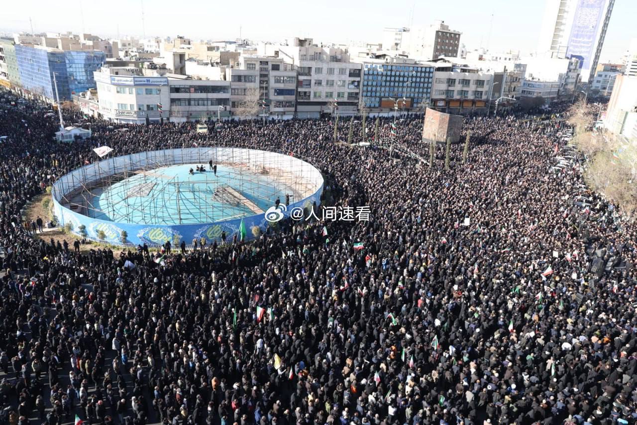 哈梅内伊遇害伊朗德黑兰城的人们都走上街头，为哈梅内伊送行伊朗