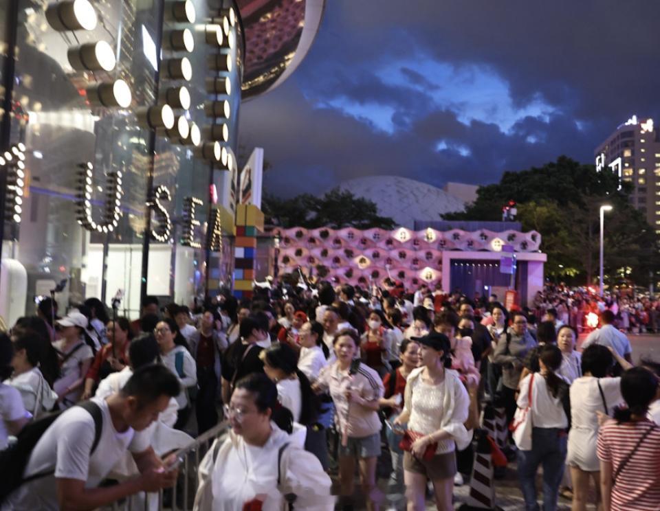 「內地男神肖战 （）襲香港 ..逾萬粉絲幾乎癱瘓九龍尖沙咀 驚現震撼紅海..」【