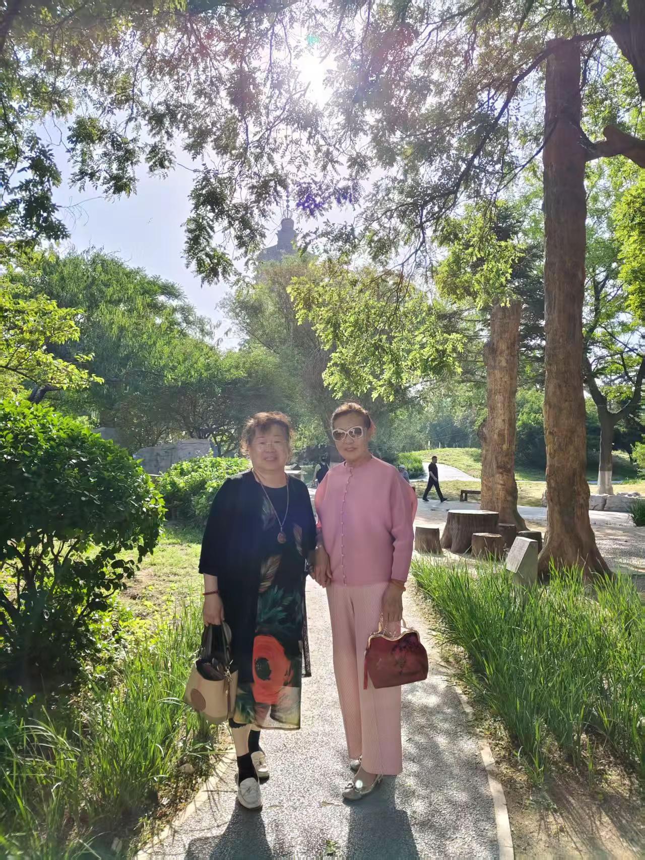 今天和老同学在家附近古塔公园逛逛