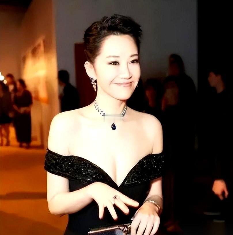 讲个真事儿，有点唏嘘。
那个给许晴买了3000万四合院当爱巢的男人，后来被扒出来