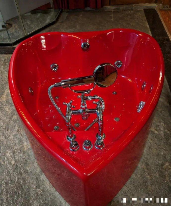 我真的好奇了，住酒店这么多次，从来不敢用浴缸。
总觉得怎么消毒都不放心，看着就莫