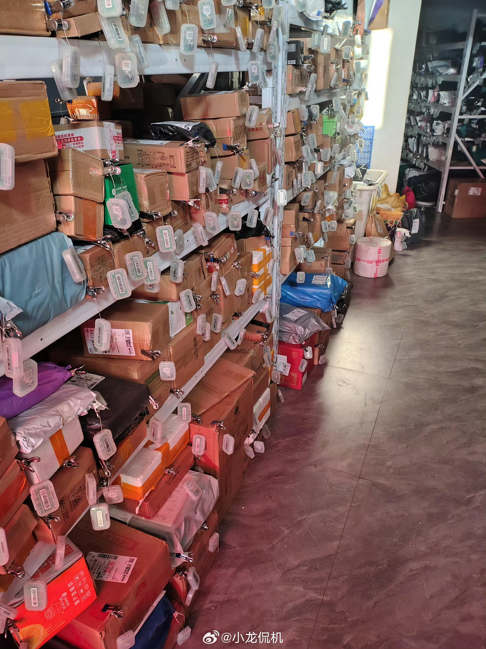 亮灯取件方式跟取件码相比是挺方便的，就是人多的时候吵的有点脑瓜子疼