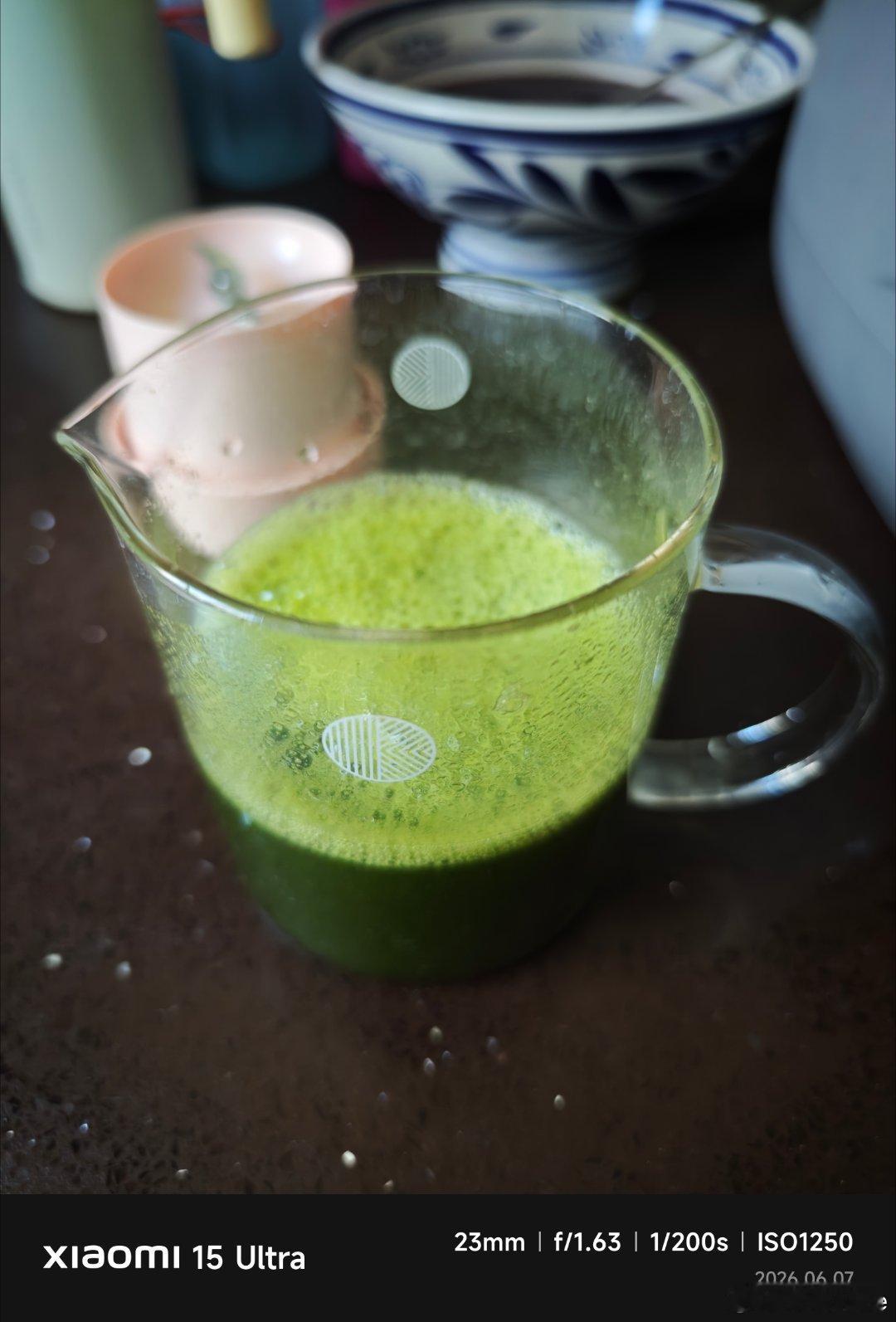 我打了一杯生菜汁，这是一种很诡异的味道，就是泥土当中带着清苦，清苦当中带着烂菜叶