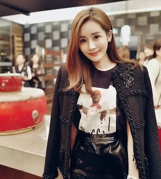 韦雪泳装韦雪的泳装穿搭堪称潮流模板与身材美学的双重天花板，她太懂如何用设计放大自