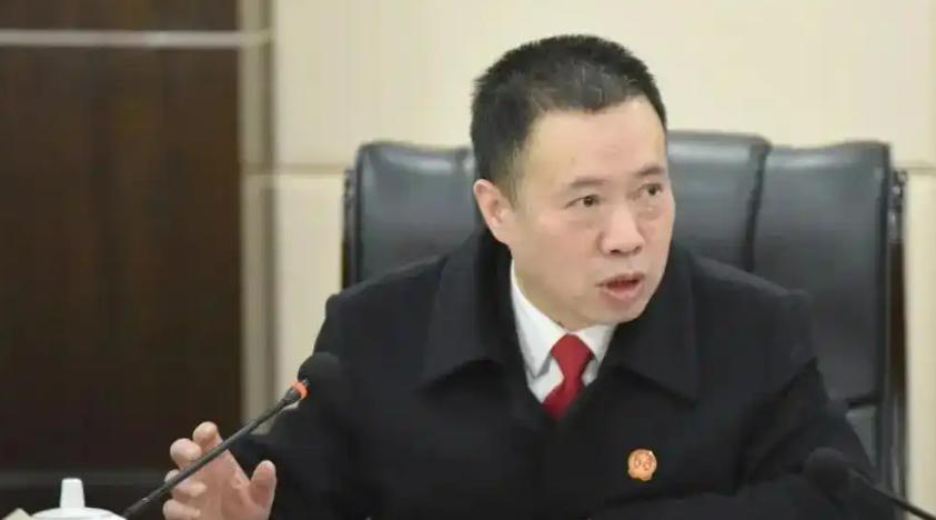 这操作真让人开了眼了。一边在成都成华区法院当院长，正襟危坐敲法槌，一边悄悄挂靠在