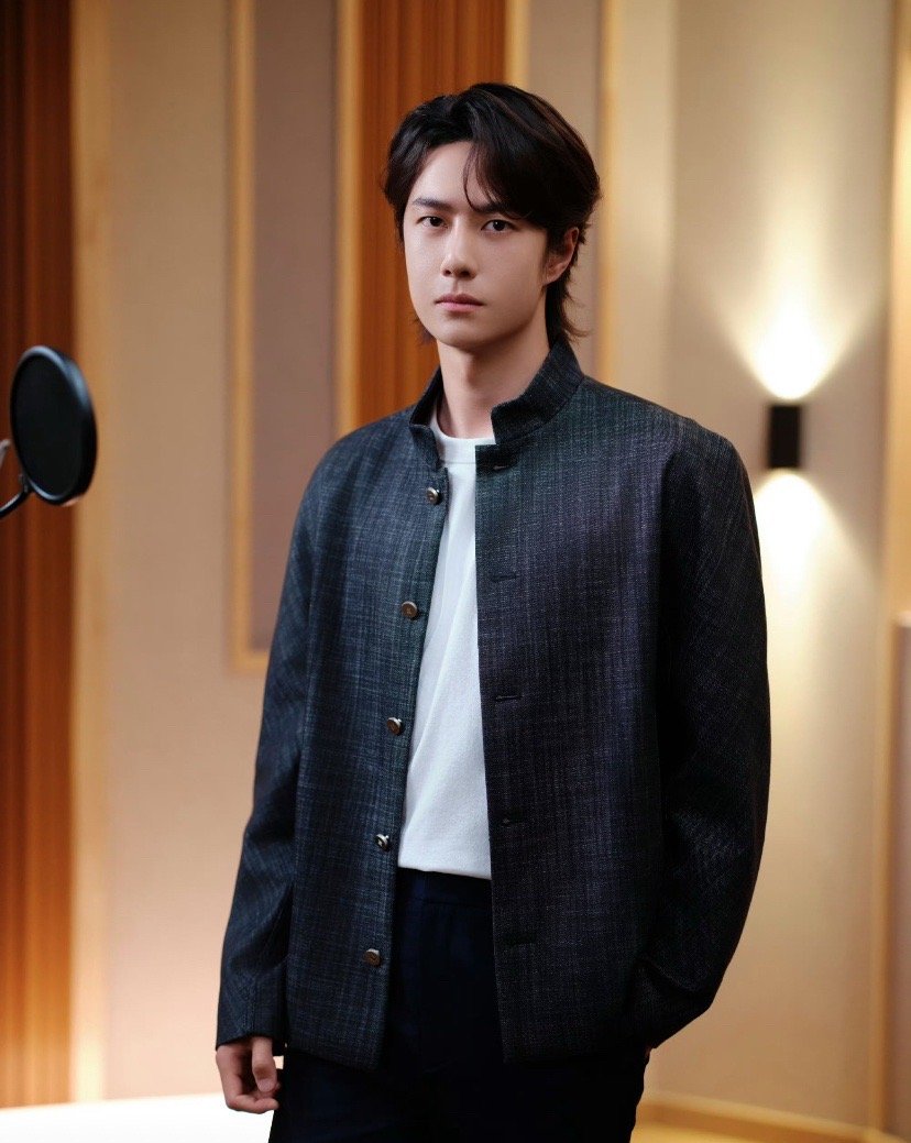 王一博新西兰回国王一博从新西兰启程回国，机场潮搭超吸睛，颜值帅度在线！起落平安，