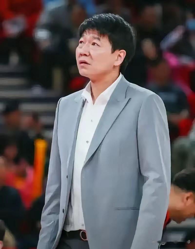 又是郑永刚！一头白发的老人！又是来擦屁股了！深圳开赛表现不佳，外教直接变成助理教