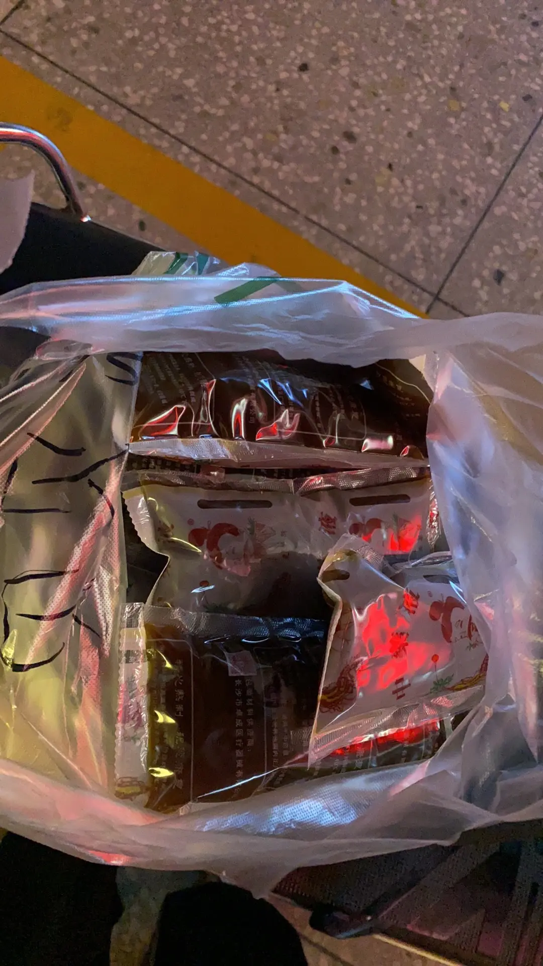 每天牛马的日子换来的是一袋袋中药包。