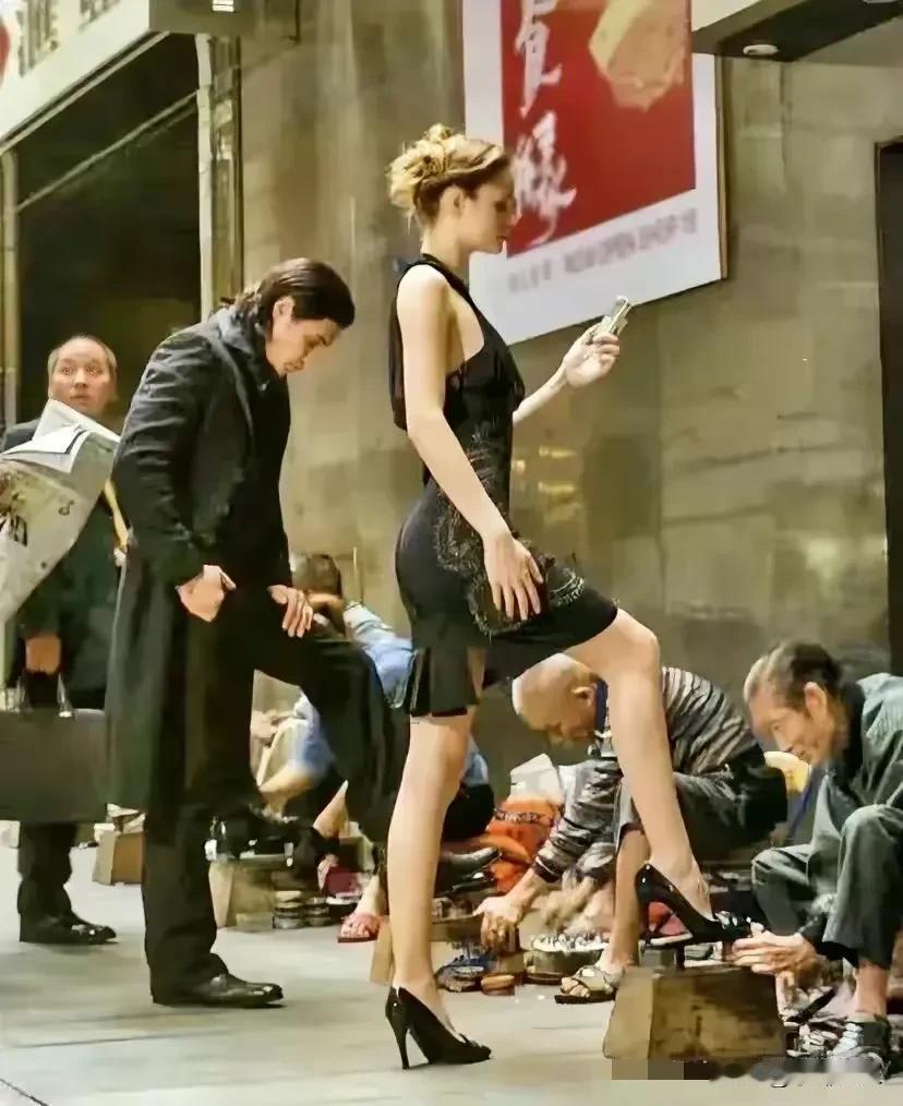 1999年香港街头的擦鞋匠，是生活在底层百姓的一个谋生之道。来擦鞋的有阔太太和老