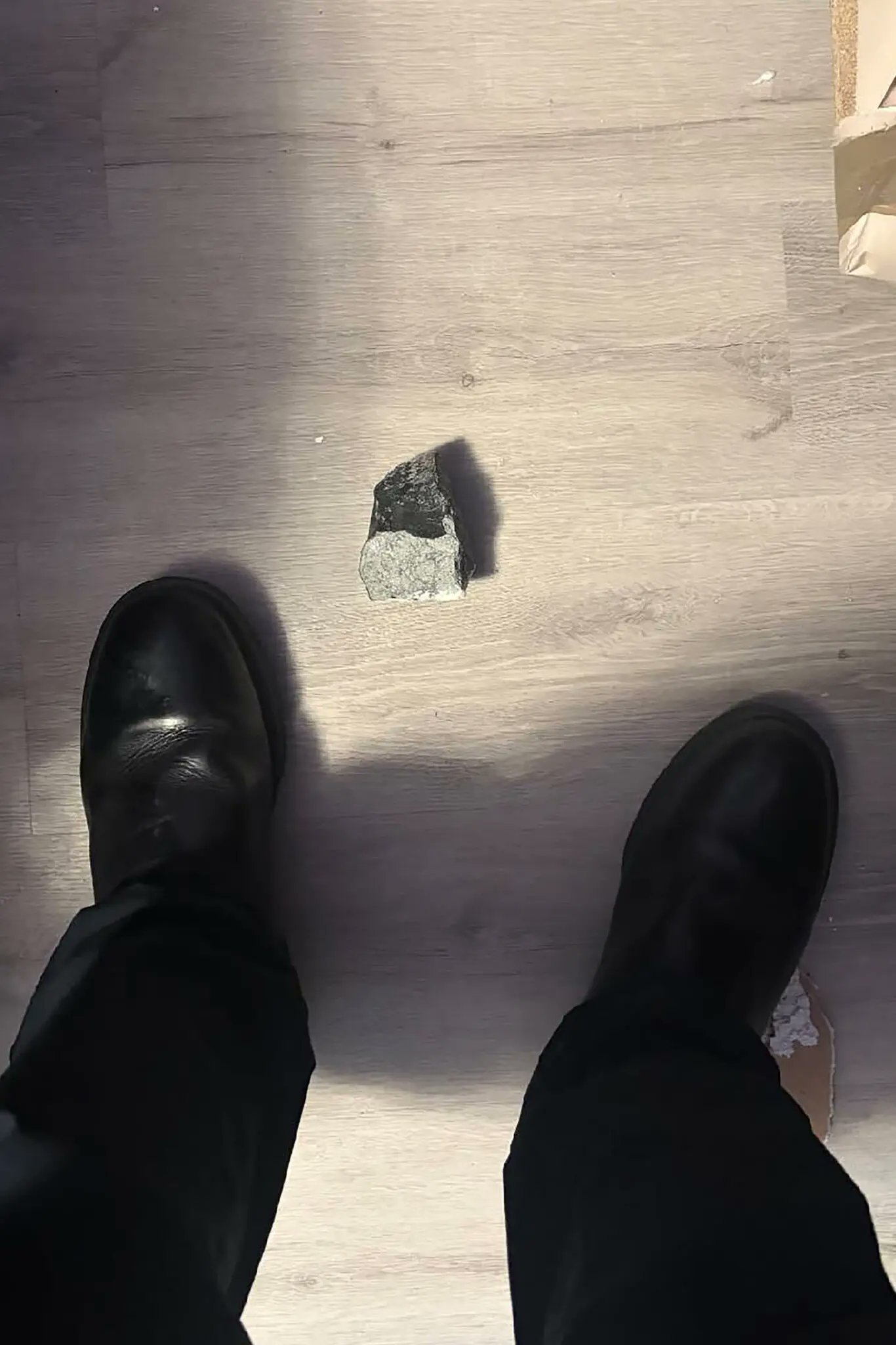 这个就是一块新鲜陨石。¹ 凑巧被美国NASA观测到，母体以5.6万公里每小时进入