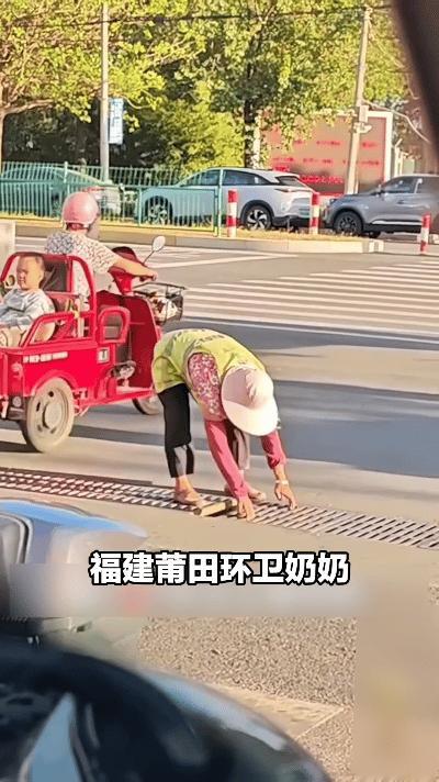 小小善举暖全城！环卫奶奶弯腰摆好错位盖板，这才是最朴实的美好。
 
真正的善良从