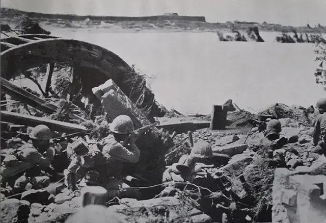 1942年，黄士伟在路上埋地雷阻击日军，没想到全部被日军排掉了，这时，他突然产生