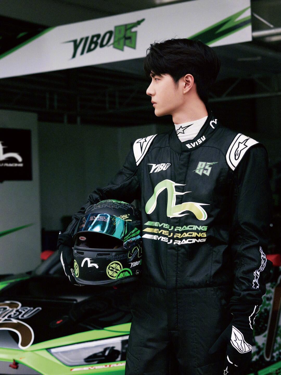 王一博出发上海参加赛前测试王一博新的赛车比赛要来了 85 号赛车手王一博出发上海