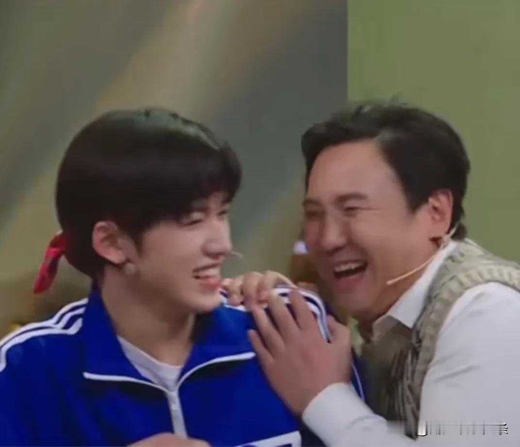 小宋有种懵懂的笑点 就是很神来之笔的搞笑。小宋一开始在这个家族确实是有点紧张，但