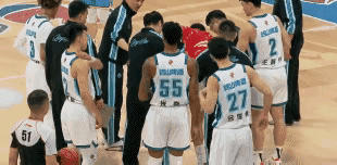 陈盈骏拉一下还是应该的！不说犯规不犯规，问候一下还是应该的，但是好像没有看到！