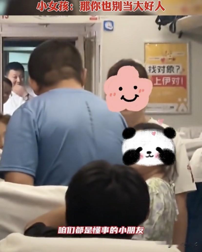 活该！河北，火车上一女子身上被人撒了咖啡，正当双方理论讨要赔偿时，一名男子出面“
