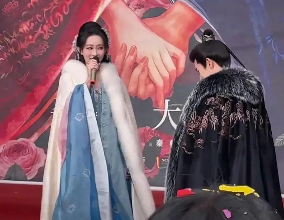 杀青现场变“雪仗”现场，孟子义雪球猛砸，李昀锐缩手不敢还手，这反差笑死我。扶一下