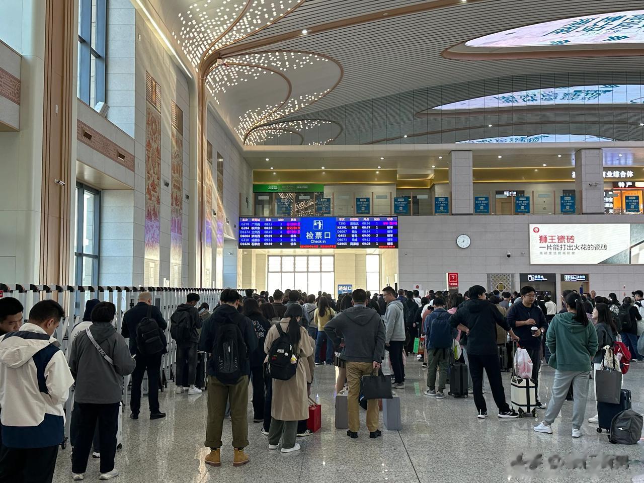 淄博出发到长沙，动车晚点5分钟，站内喇叭一直响着声音：乘坐G284次列车的旅客需