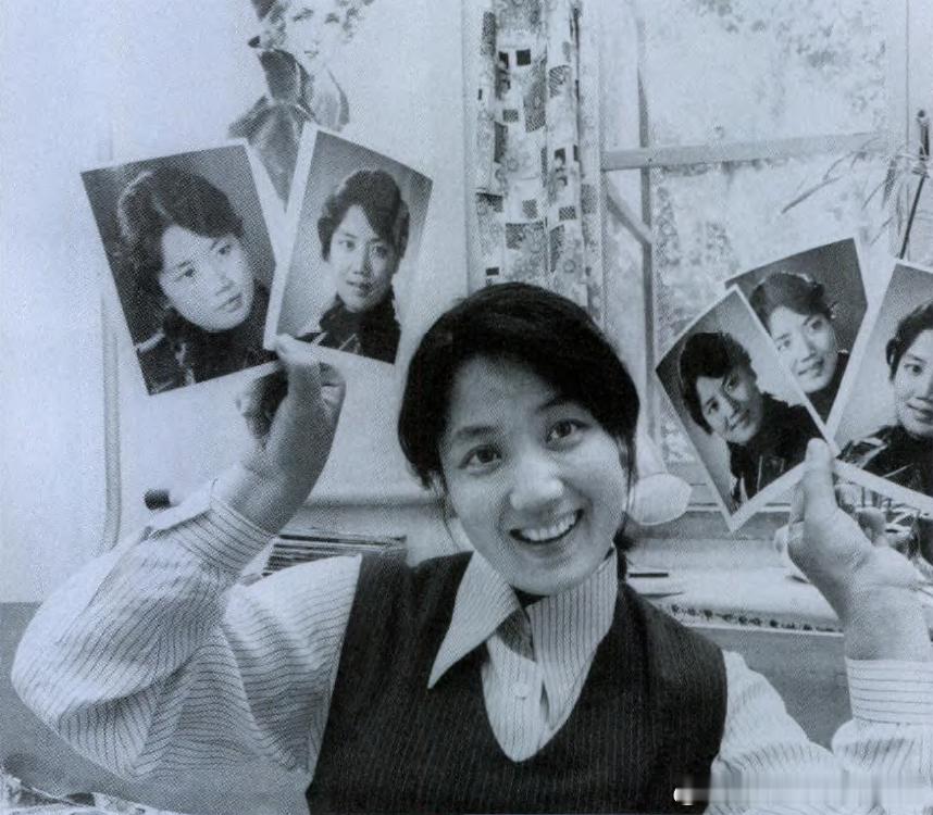 1981年27岁的李秀明在北京电影制片厂她的宿舍展示自己的照片历史影像