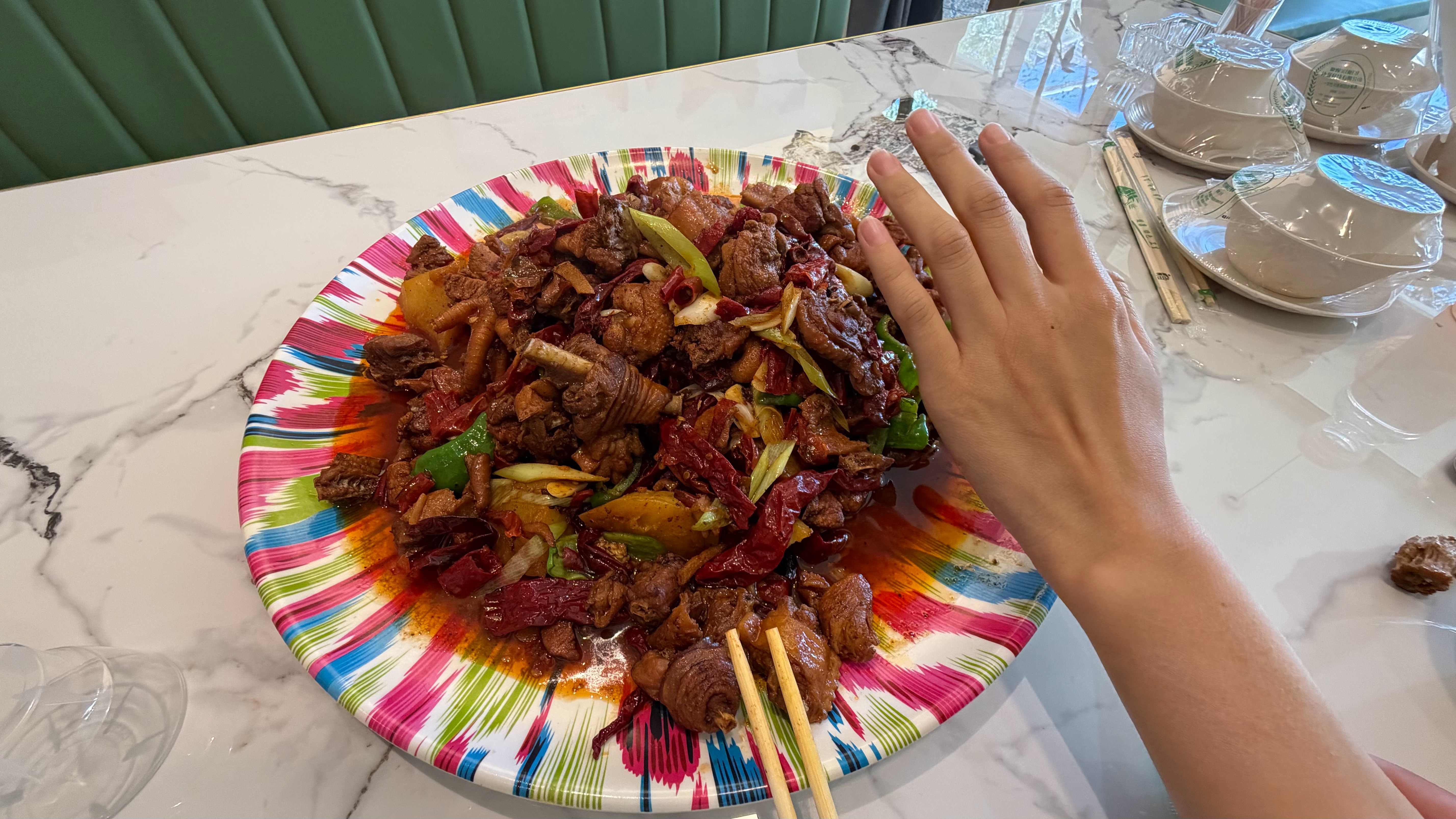 小李初来乍到点了一个大盘鸡，还要点其他的，被我强制性拦住这一大盘我家都不一定吃的