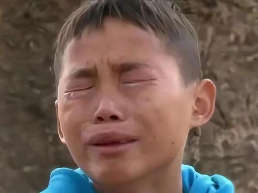 令人泪目！云南，13岁的农村男孩盘江龙成为“小爸爸”，艰难地养活5个孩子，从来不