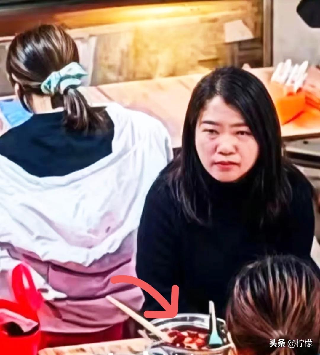 现在全网最难受的人，
 
不是那个被浇螺蛳粉汤的受害者，也不是那个泼别人螺蛳粉汤