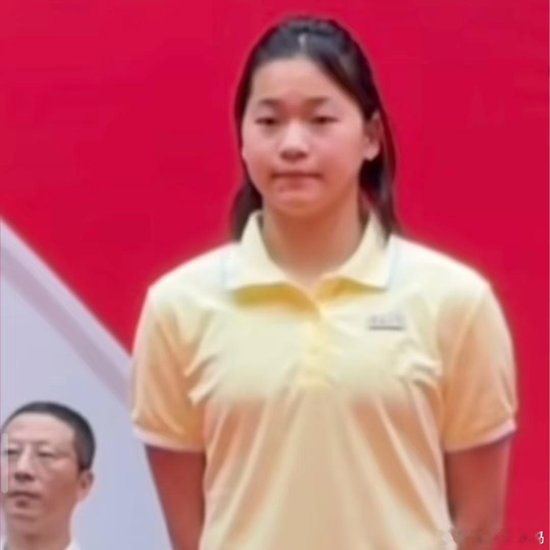看到全红婵出现在暨南大学开学典礼上，真的太惊喜了！穿着校服、扎着半马尾的她，完全