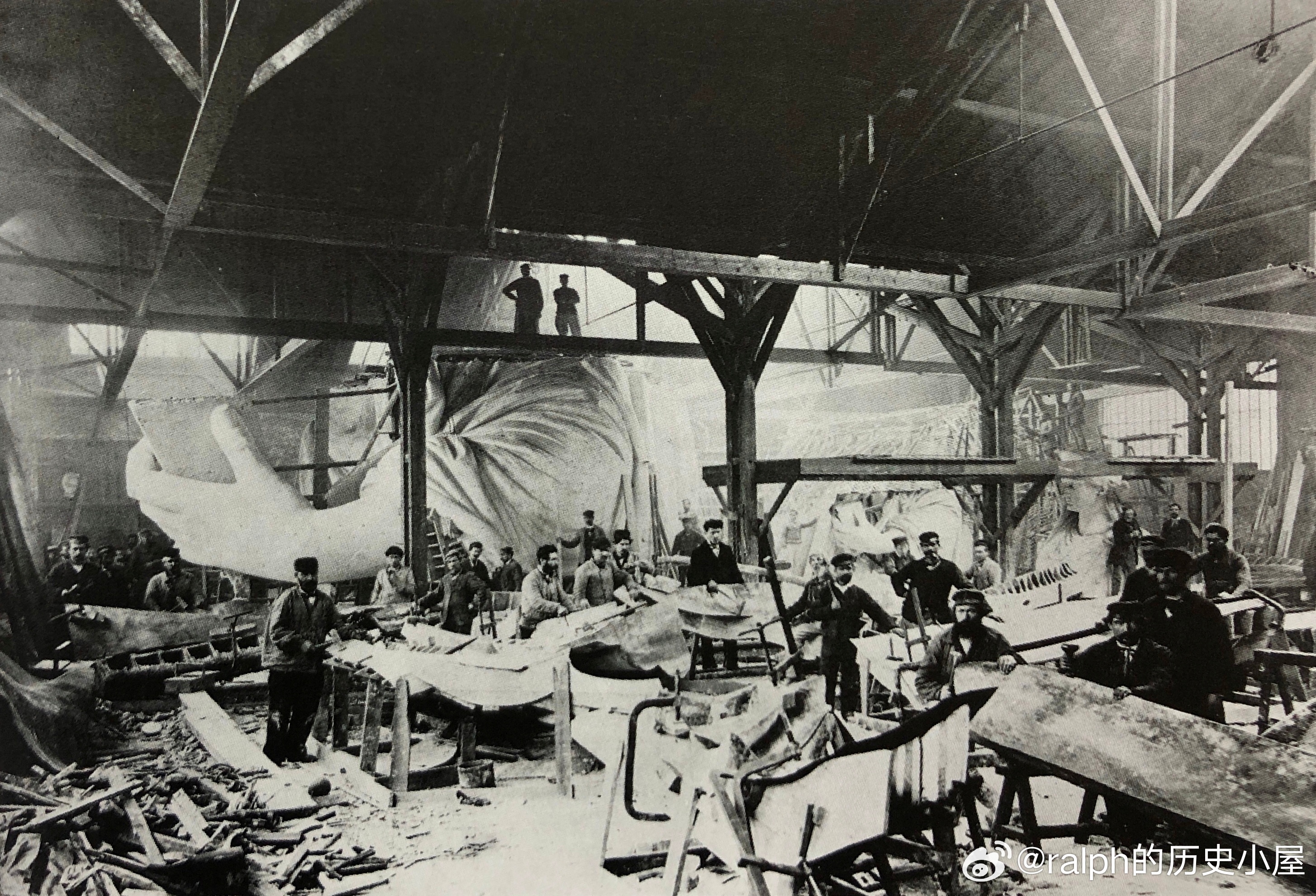建造中的自由女神像。雕像于1876年开始建造，建造期间因资金短缺造成工程停滞一段