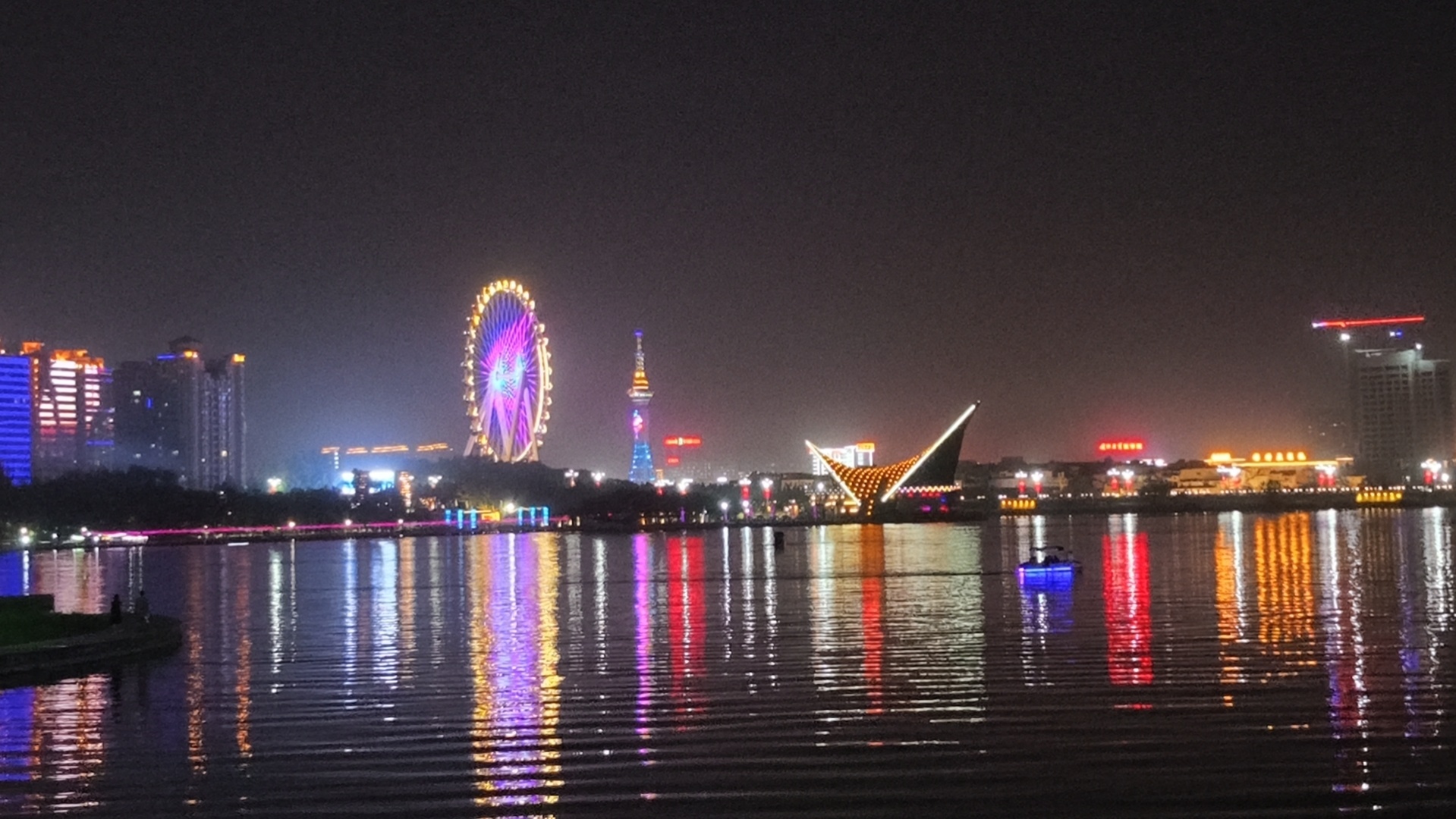 昨天湖边散步，夜景很美。 