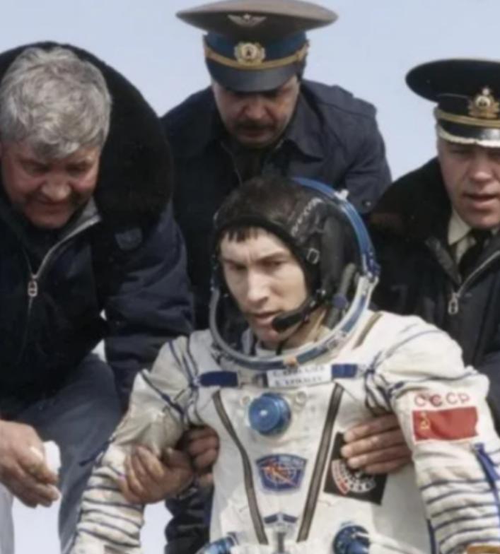 1991年，苏联一名宇航员刚飞上太空，国家解体了，他被丢在太空上747天，当他好