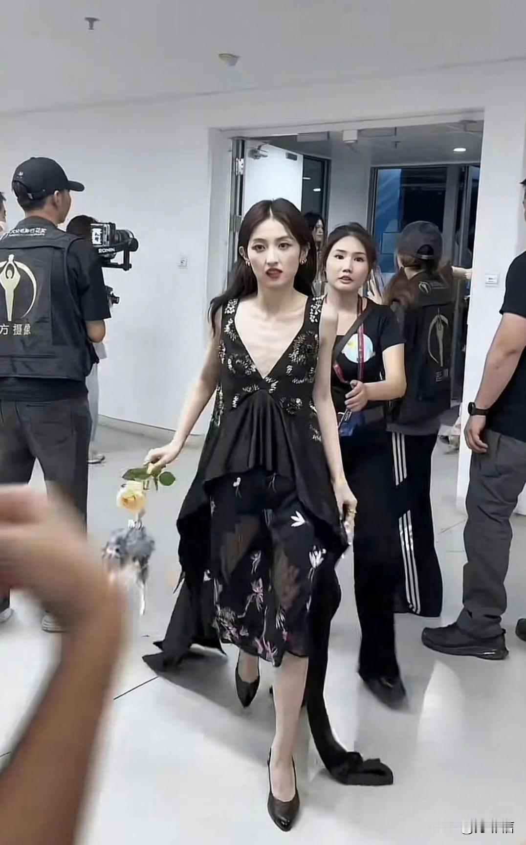 捡了芝麻丢了西瓜，为了迎合时尚圈审美，张子枫把自己瘦成了火柴人，结果却是丢掉影视