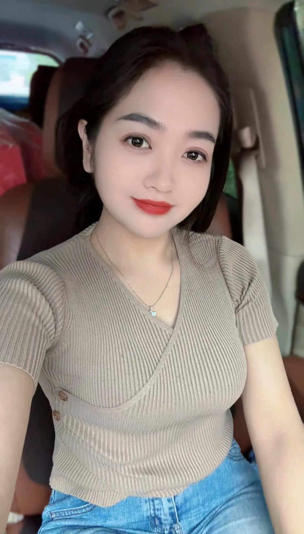 小事不纠缠，大事不妥协；不困于眼前，只看向未来。事业，是我写给生活的‘...