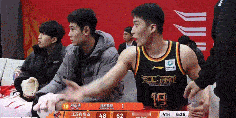 刘正清这波太不理智！被吹犯规就抱怨，吃到技犯直接毕业，下场还一脸不服，年轻球员在