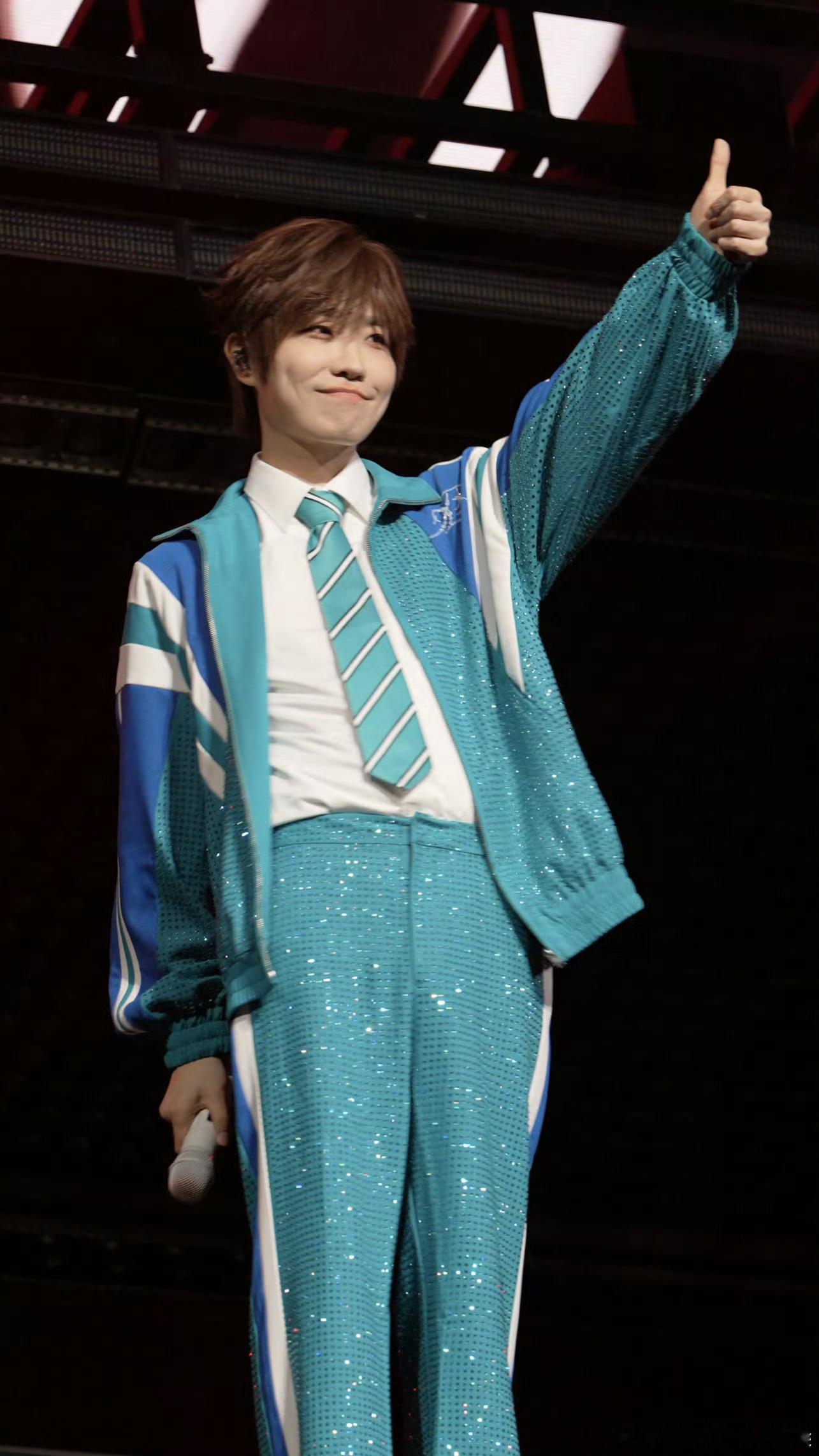 徐良徐良不仅有曲库还有题库徐良题库又更新了别家演唱会专心欣赏歌声，徐良的现场直接
