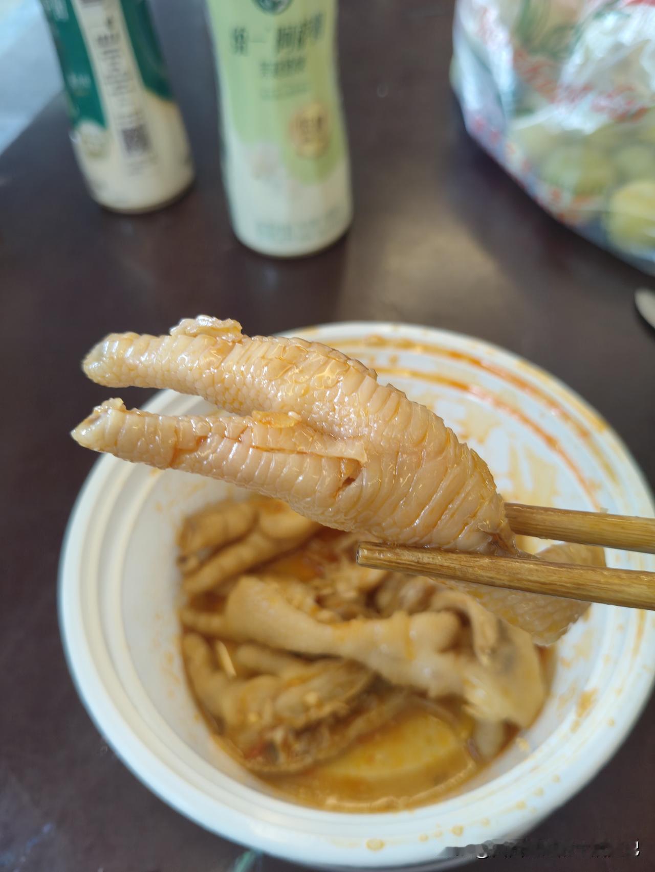 在成都打工的农村夫妻的生活记录：

今天孩子想吃酸辣无骨鸡爪，我们就去镇上给她买