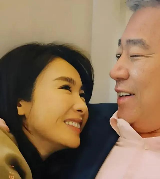 2007年，黎姿的生活几乎跌入了无底的深渊。她背负着沉重的债务，曾经风光无限的她
