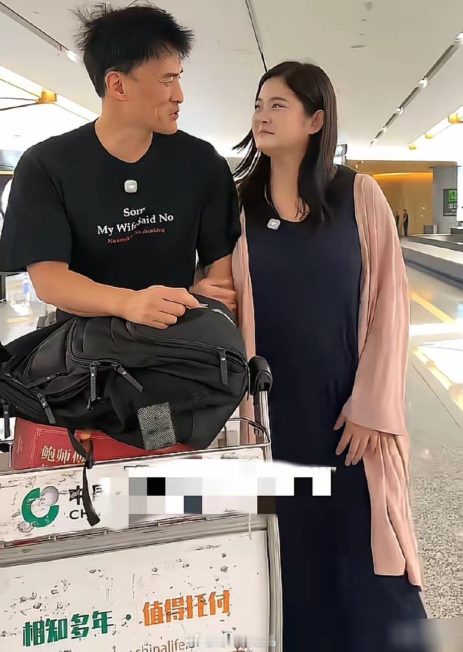 何洁的前夫赫子铭，带着现任妻子现身新疆机场。面对前来的粉丝，赫子铭十分大方，主动