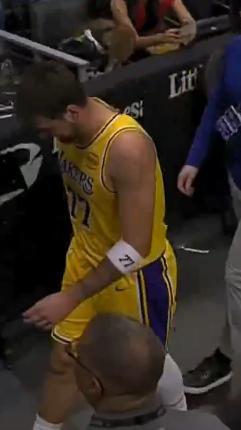 活塞横扫湖人！但湖人球迷可以笑了，三大喜讯出炉！
湖人以110比113惜败活塞，