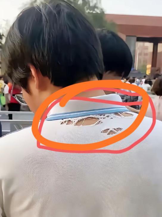 扁担女孩爆火后，这位男孩又火了！
高考的校门外可以说是比一些秀场都要精彩，
不仅