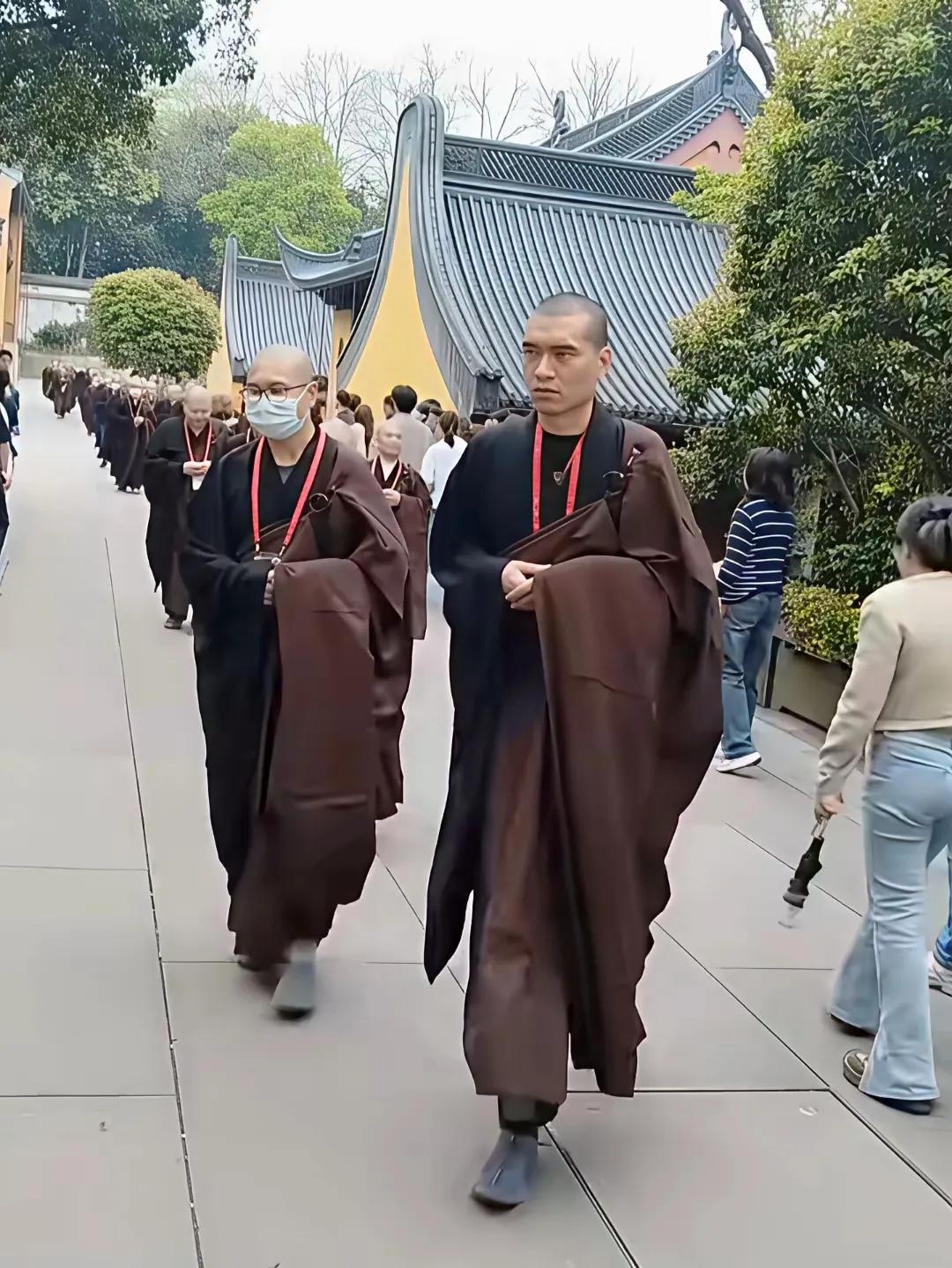 现在和尚都不点戒疤了。真假难辨，所以看到一群和尚喝酒吃肉开豪车也分不清是和尚还是