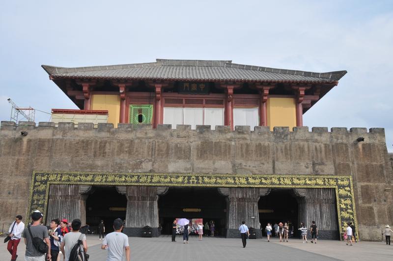 曹操能成为乱世枭雄，原因可太多了。他出身官宦家庭，20岁就当了洛阳北部校尉。当时