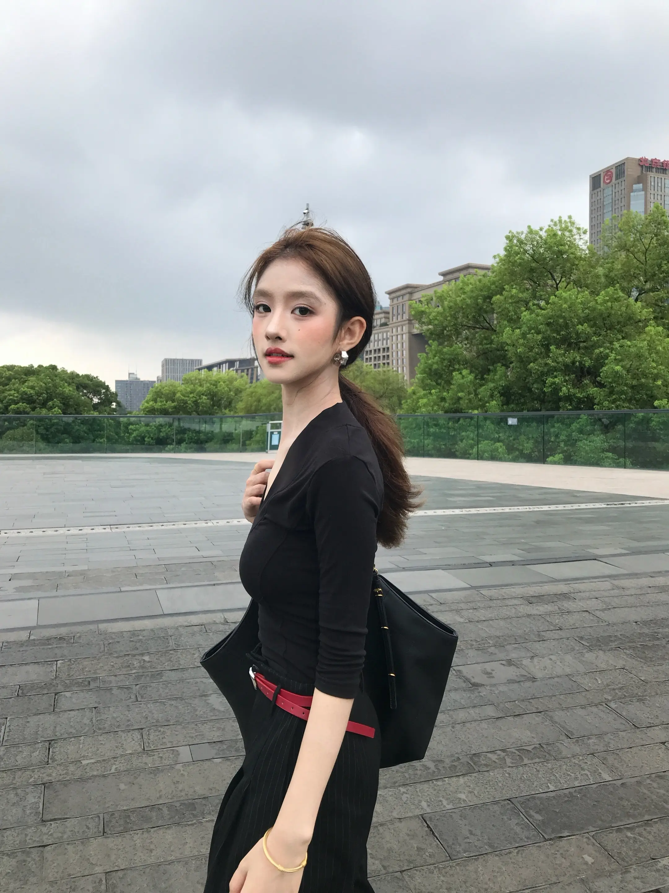 你下辈子应该投个好胎 别整天见个女的有钱 就说来路不明
