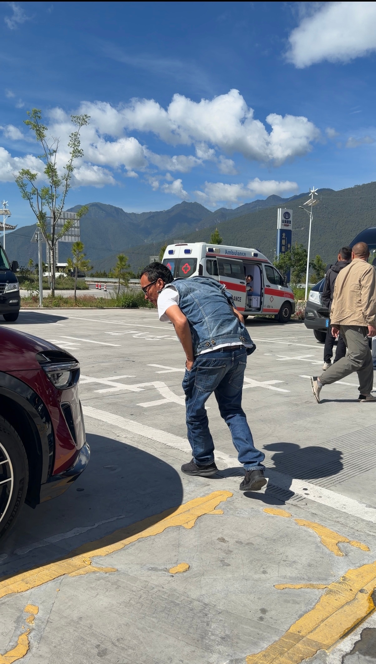 当越南老外第一次看到小米yu7GT，说太羡慕我们中国人了