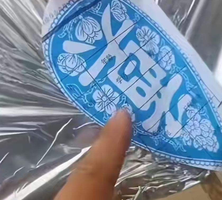 “毫无底线！”河北沧州，一名网友参加葬礼时，意外发现现场焚烧的祭祀纸品上，竟然清