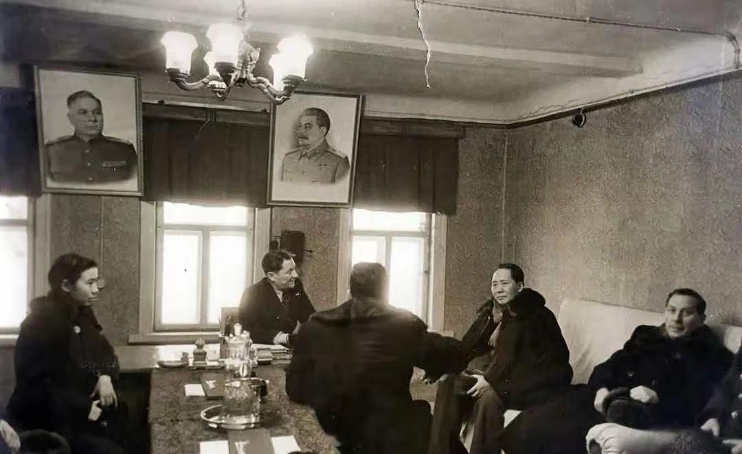 1949年，伟人访问苏联的一个农庄，这也是他唯一的一次出国访问。 
