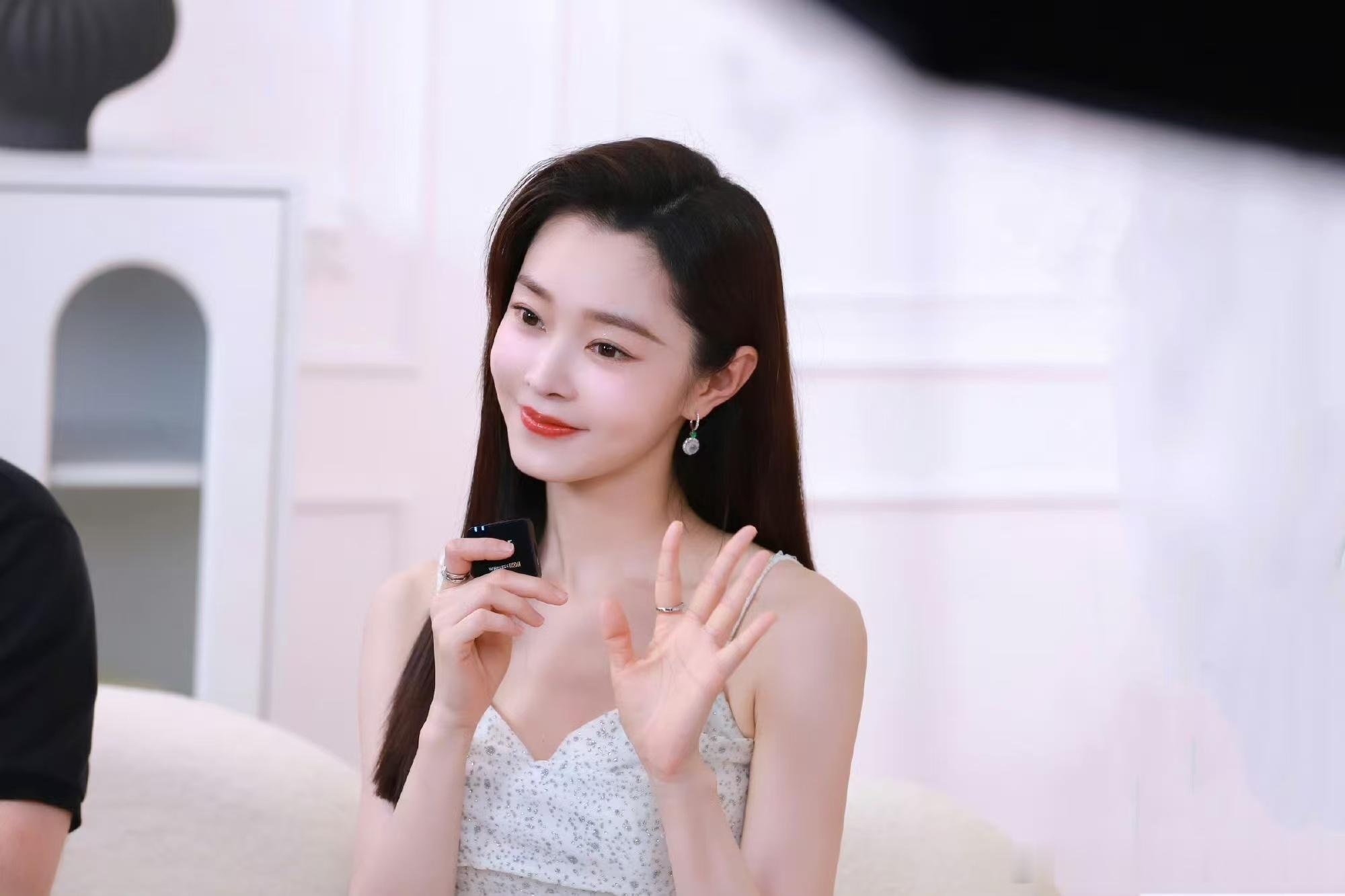 #宋轶吊带白裙##宋轶包好笑的#宋轶吊带白裙，包好笑的，[憧憬][哇][哇] ​