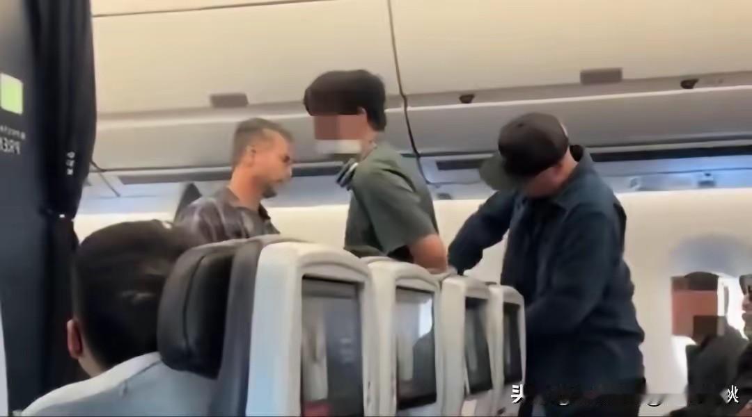 这下满意了，一家三口被遣返
上海飞洛杉矶飞机上打人事件结局舒适
这个男人也太嚣张