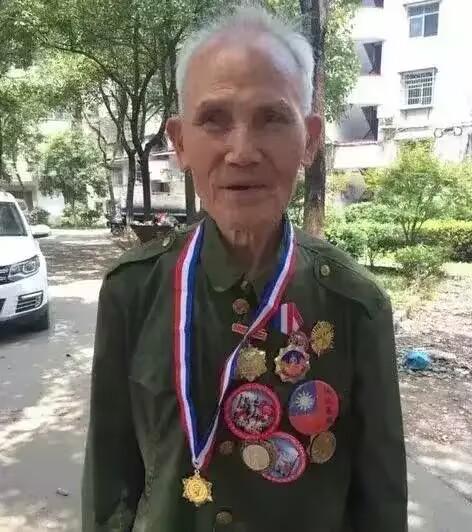 1945年，机枪手曾岳峰因伤掉队，带着副射手陈百川机智的绕过了日寇的火力攻击圈，