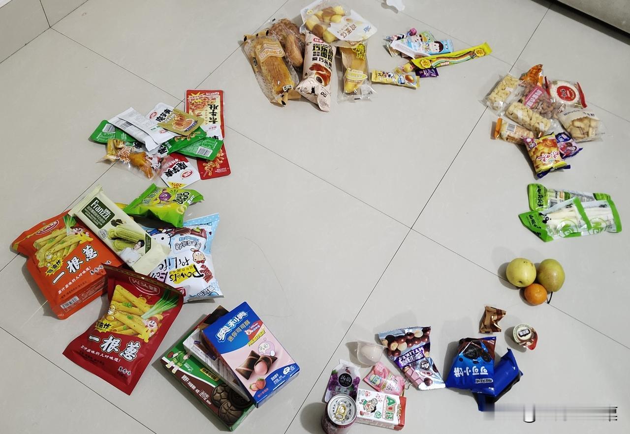 元旦孩子零食实现了自由飞翔，相互分享零食也是美好的回忆，上了初中就没有了快乐，眼